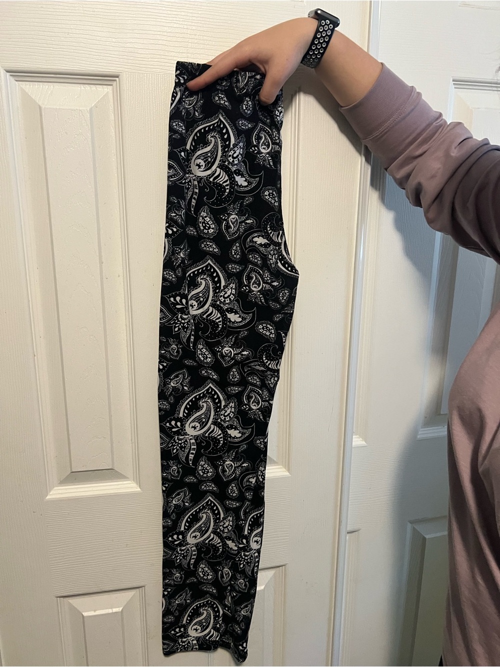 Black & White Paisley Leggings